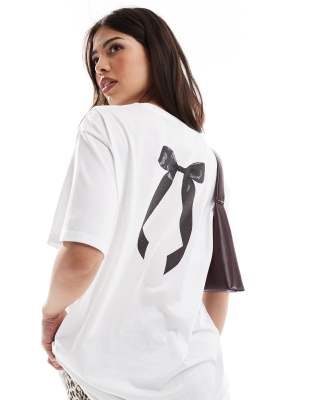 Pieces - Oversized T-shirt med sløjfe på ryggen i hvid - view 1