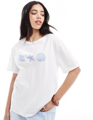 oversized T-shirt with 3 seashell graphic in white