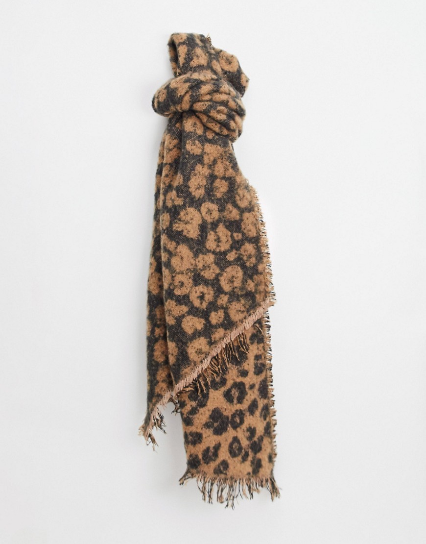 Pieces - Oversized tørklæde i beige med dyreprint-Sort