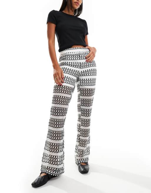Pieces - Pantalon ample en maille crochetée rayée - Noir et blanc