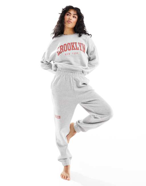 Ensemble jogging gris avec sweat court et pantalon