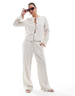 Pantalon d'ensemble ample en aspect lin rayé avec taille haute - Crème bouleau/bleu M