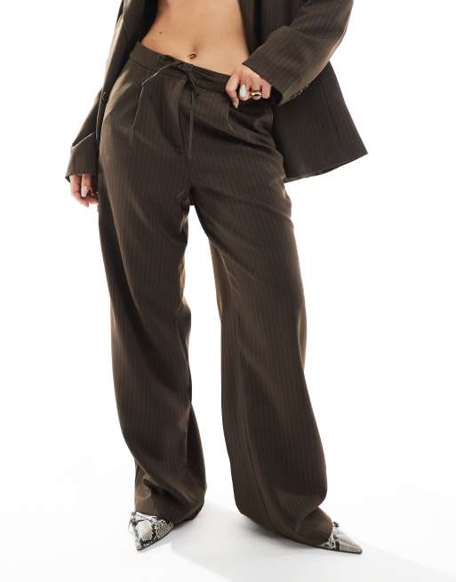 Pieces - Pantalon d'ensemble ample et ajusté à fines rayures - Marron chocolat, 2 de 5