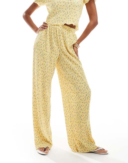 Pieces - Pantalon large d'ensemble à petites fleurs et mini plis - Jaune, 4 de 5