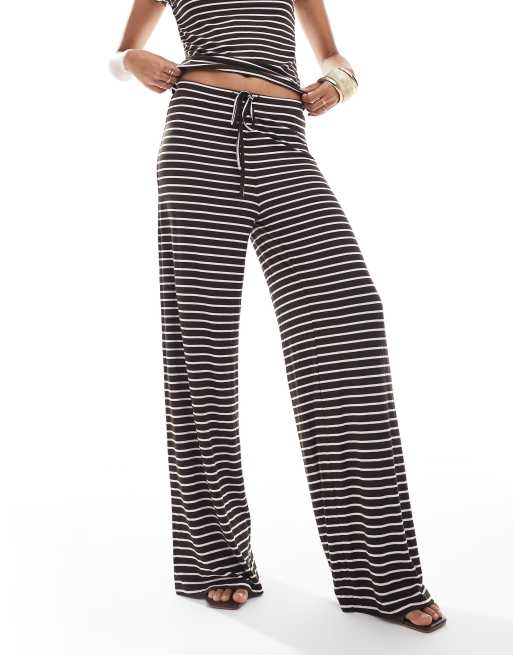 Pieces - Pantalon large d'ensemble en jersey à rayures - Marron chocolat et rose, 4 de 5