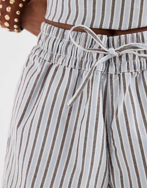 Pieces - Pantaloncini allacciati in vita in denim a righe azzurri e marroni in coordinato, 2 di 5