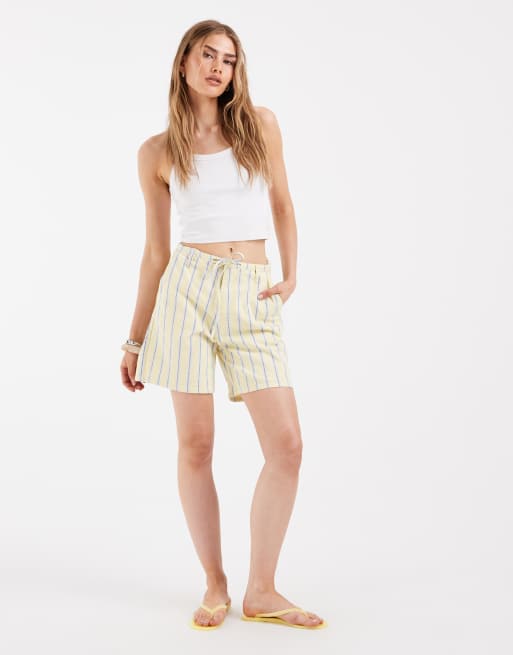 Pieces - Pantaloncini allacciati in vita in denim a righe gialle e blu, 2 di 5