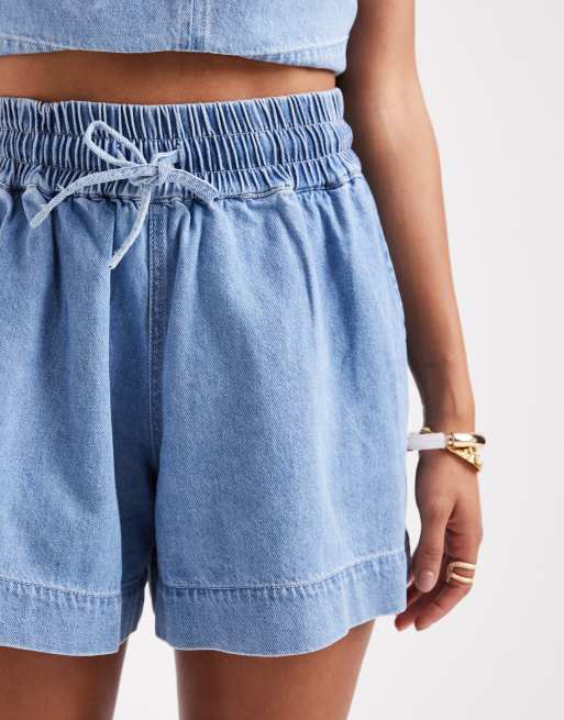 Pieces - Pantaloncini di jeans azzurri allacciati in vita in coordinato, 2 di 5