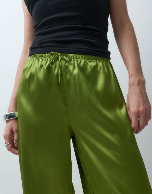 Pieces pantalones de pernera ancha de satén en verde musgo, parte de un conjunto, 4 de 5
