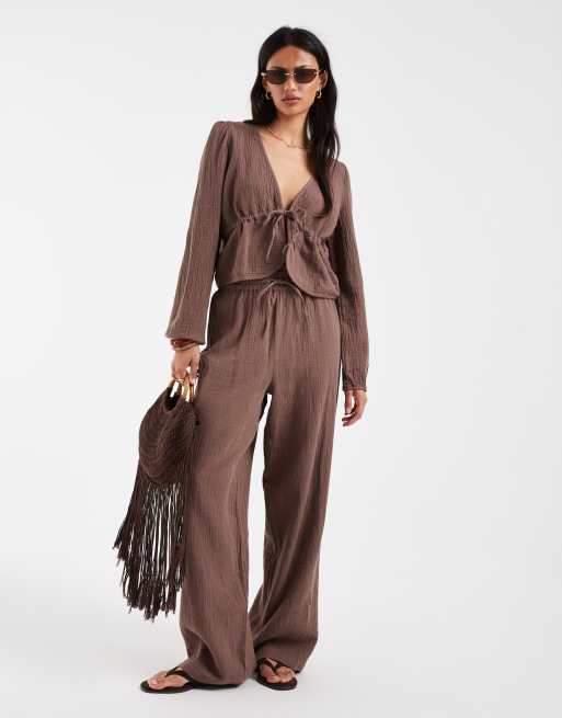 Pieces - Completo in cotone stropicciato marrone cioccolato con pantaloni a fondo ampio e top a maniche lunghe allacciato sul davanti, 3 di 3