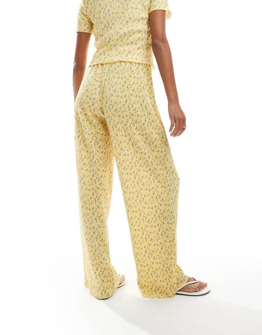 Pieces - Pantaloni a fondo ampio plissé gialli con stampa a fiorellini in coordinato, 2 di 5