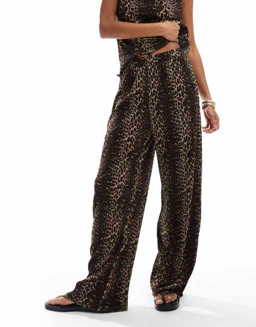 Pieces - Pantaloni plissé a fondo ampio con stampa leopardata in coordinato, 4 di 5