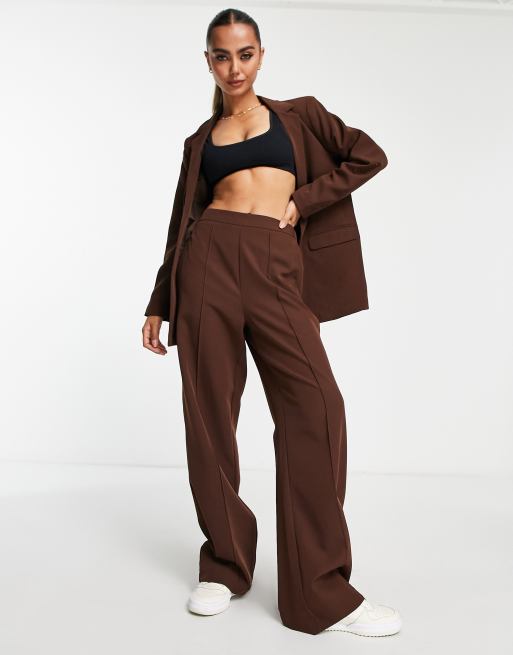 Pieces - Pantaloni sartoriali a vita alta con fondo ampio color cioccolato in coordinato