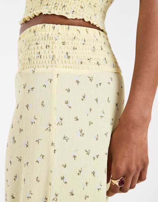 Pieces - Pastelgule bukser med smock-talje og småblomstret print - Del af sæt, 4 af 5