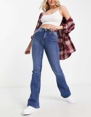 Pieces - Peggy - Schlagjeans aus mittelblauem Denim mit hohem Bund