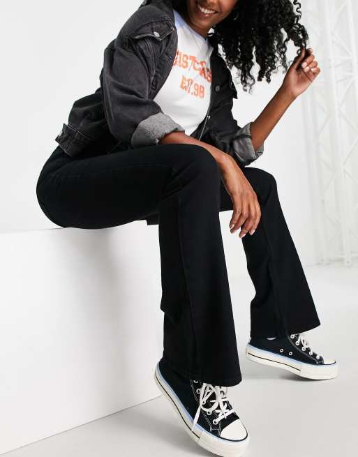 Pieces – Peggy – Schlagjeans in Schwarz mit mittelhohem Bund