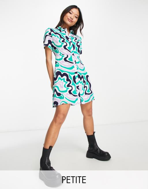 Pieces Petite Exclusive – Zielona sukienka koszulowa mini w abstrakcyjny wzór