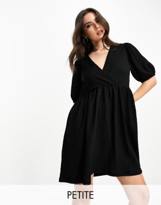 Pieces Petite - Exclusivit?� - Robe babydoll courte textur?�e ?� col en V - Noir | ASOS