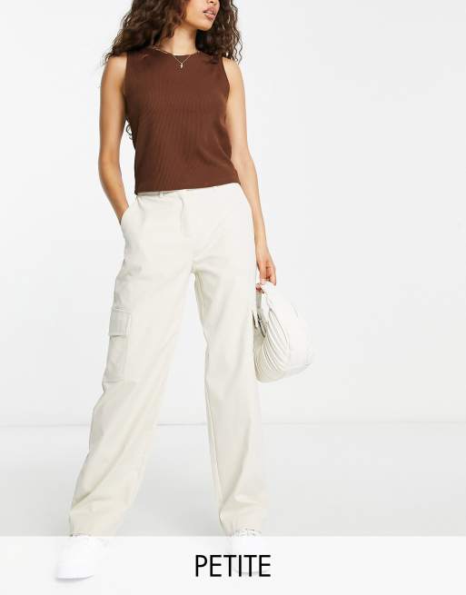 High-waisted trousers for petite women and how to style them