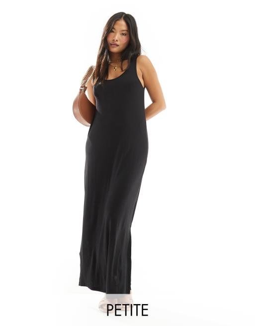 Pieces Petite – Maxikleid in Schwarz mit U-Ausschnitt
