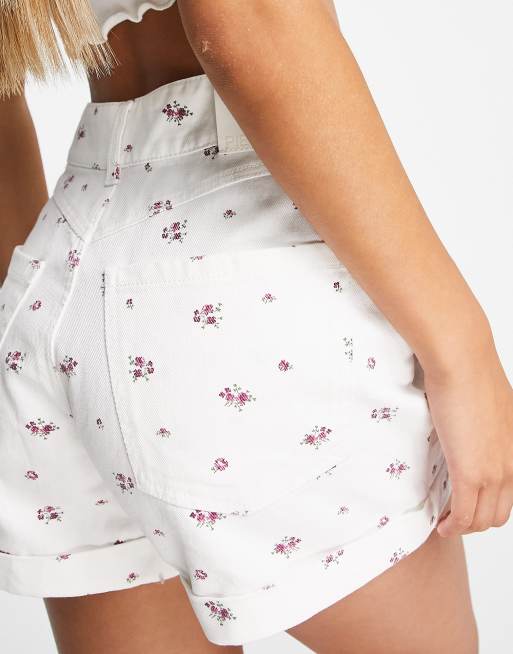 Pieces Petite – Mom-Jeansshorts in Weiß geblümt mit hohem Bund, 3 von 4