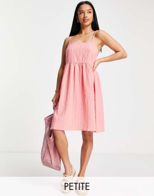 Pieces Petite – Strukturiertes, kurzes Camisole-Hängerkleid in Rosa