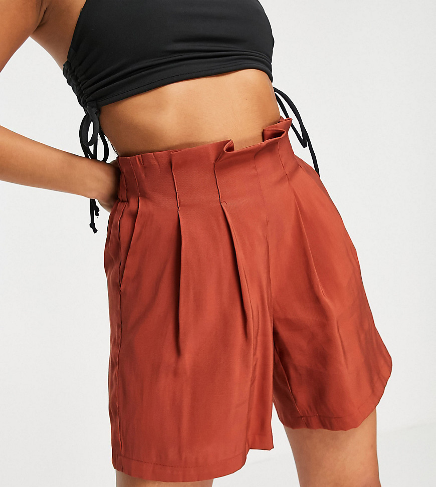 Pieces Petite tailored shorts in rust-Brown