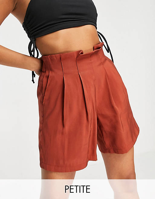 Pieces Petite tailored shorts in rust