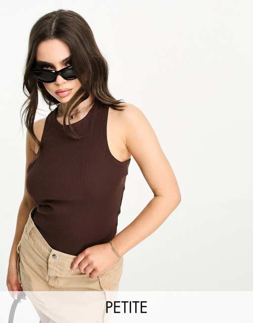 Pieces Petite - Top senza maniche marrone con scollo a vogatore