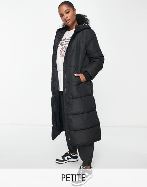 Pieces Petite – Wattierter Maxi-Mantel in Schwarz mit Kapuze