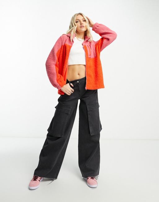 PIECES - Pink og rød jakke i fleece med farveblokke og kontrastkanter, 3 af 4