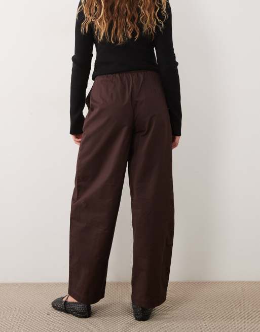 Pieces pleated cotton barrel leg pants in chocolate plum, 5 of 5