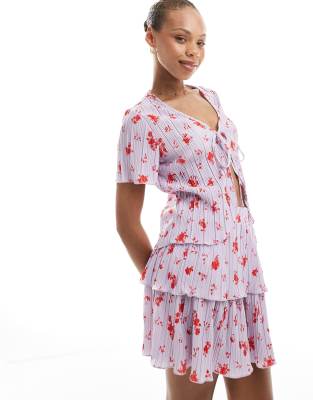 Pieces - Plissé top met gestrikte voorkant in lavendel bloemenprint, deel van co-ord set - view 1