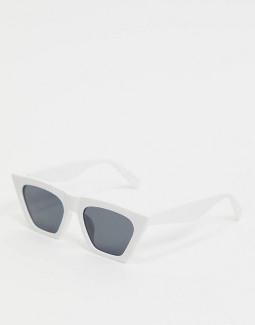 Pieces pointy cateye sunglasses in white