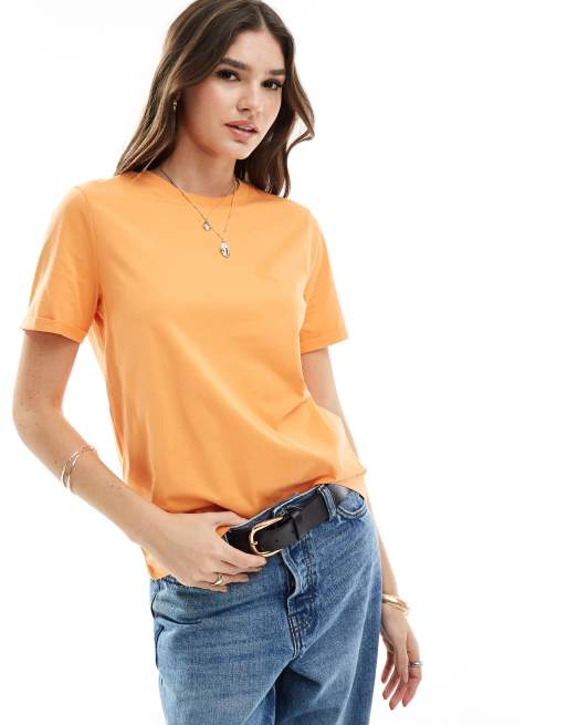 Pieces – Pomarańczowy T-shirt z podwijanymi detalami