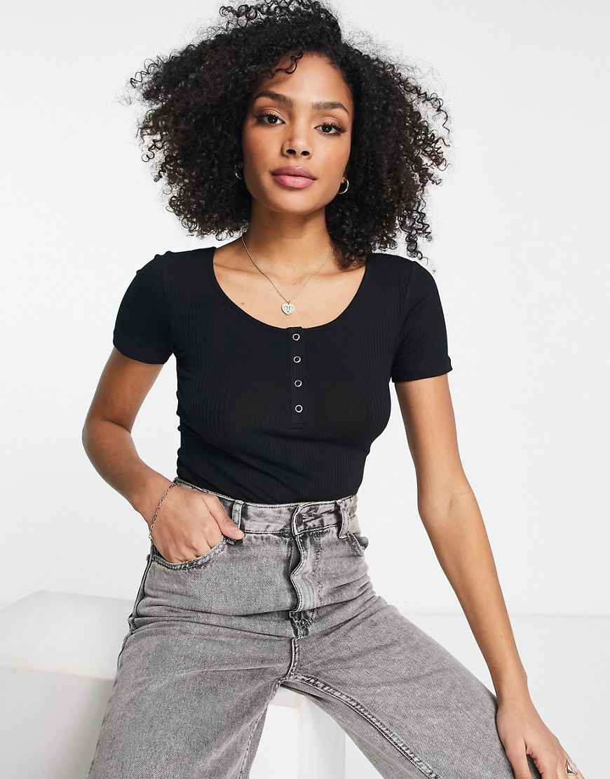 Pieces popper front ribbed top in black