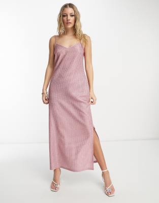 Pieces - Premium - Maxi-Trägerkleid in glitzerndem Rosa mit Schlitz