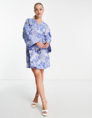 Thumbnail - Pieces - Premium - Mini-Wickelkleid aus blauem Jacquard mit Kimono-Ärmeln