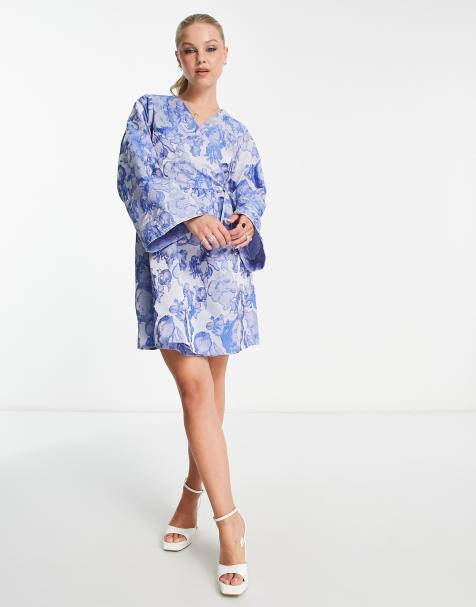 Pieces Premium – Niebieska kopertowa sukienka mini z kimonowymi rękawami w żakardowy wzór - view 1