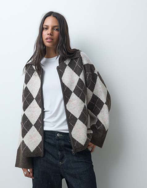 Pieces premium zip front fluffy knitted jumper with collar in brown argyle print - view 1
