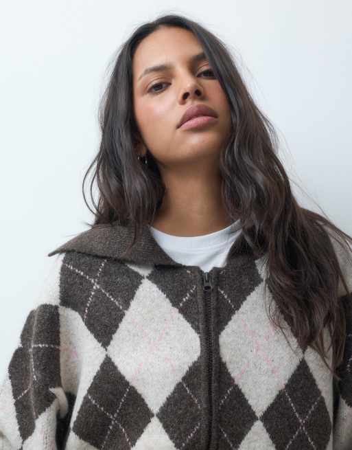 Pieces premium zip front fluffy knitted jumper with collar in brown argyle print, 3 of 4