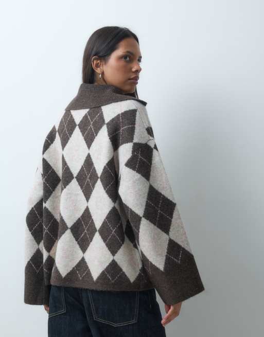 Pieces premium zip front fluffy knitted jumper with collar in brown argyle print, 4 of 4