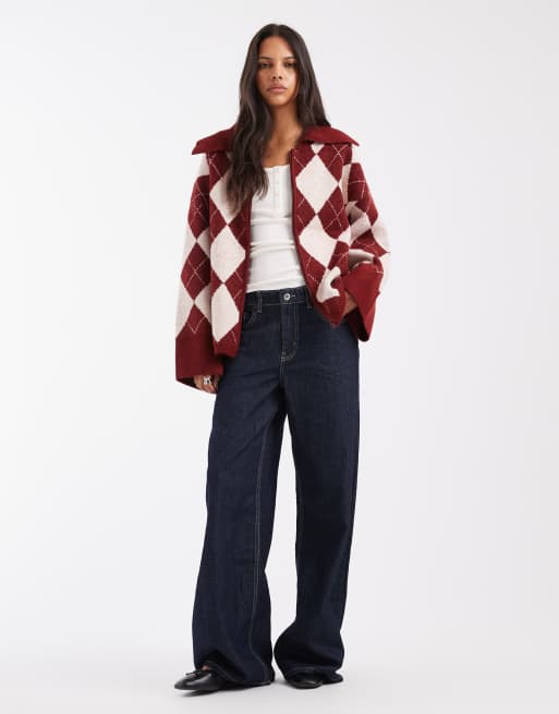 Pieces premium zip front fluffy knitted jumper with collar in burgundy argyle print, 3 of 4