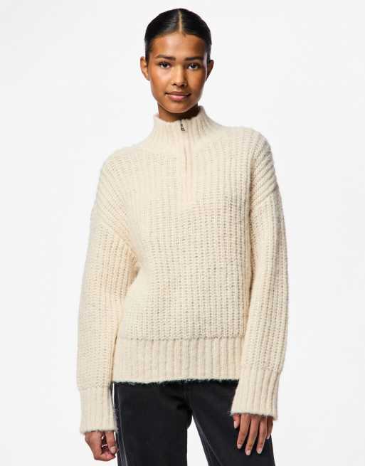 Pieces – Pullover in Grauweiß mit kurzem Reißverschluss