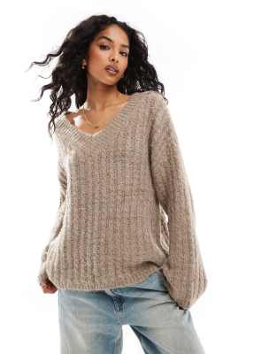 Pieces - Pullover in Taupe mit offenem V-Ausschnitt-Neutral