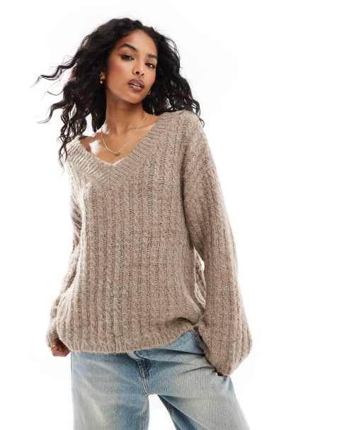 Pieces – Pullover in Taupe mit offenem V-Ausschnitt - view 1