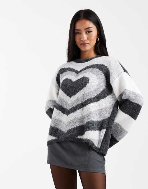 Pieces – Pullover in Weiß und Grau mit großflächigem Herzmotiv - view 1