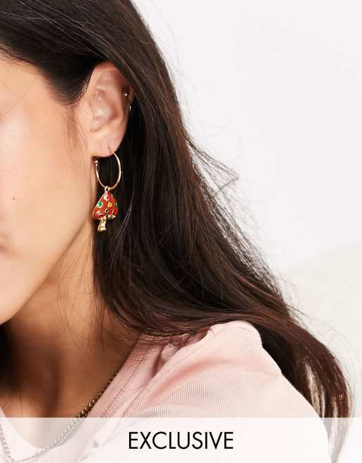 Pieces - Røde øreringe med svampe-smykkevedhæng - Kun hos ASOS