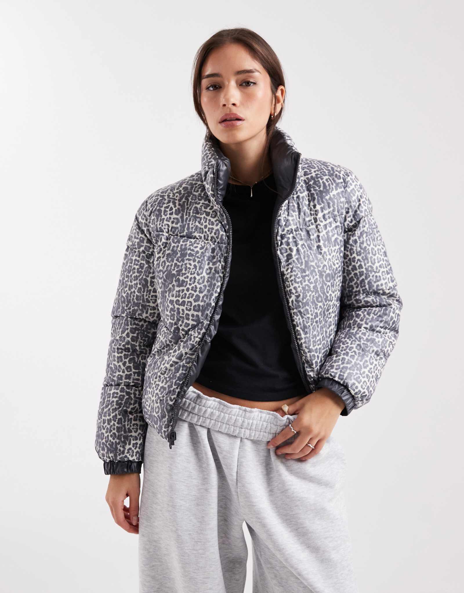 Двусторонняя стеганая куртка с леопардовым принтом в тон