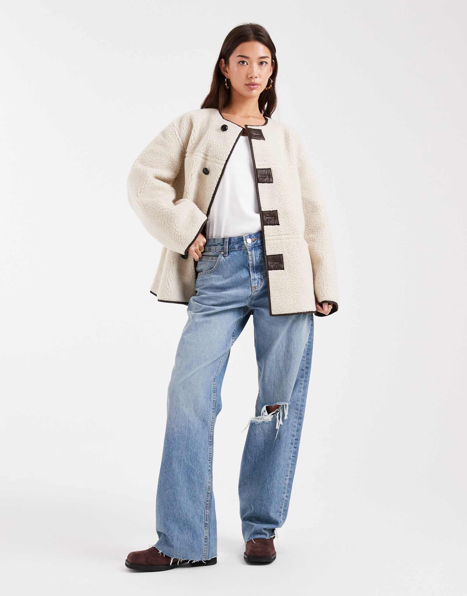 Детали: двусторонний плюшевый мишка и куртка из искусственной кожи кремового и коричневого цветов